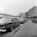 857671 Gezicht op de taxistandplaats bij het N.S.-station Rotterdam C.S. te Rotterdam.